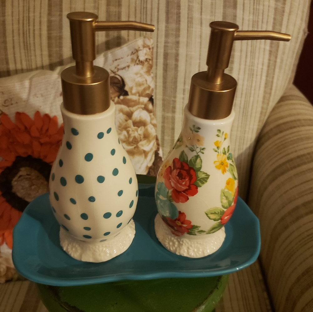 PIONEER WOMAN SOAP & LOTION DISPENSER WITH TRAY